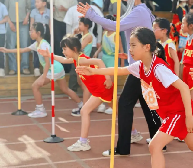 时间足额真实让体育成为学校生活和家校共育的重要组成部分